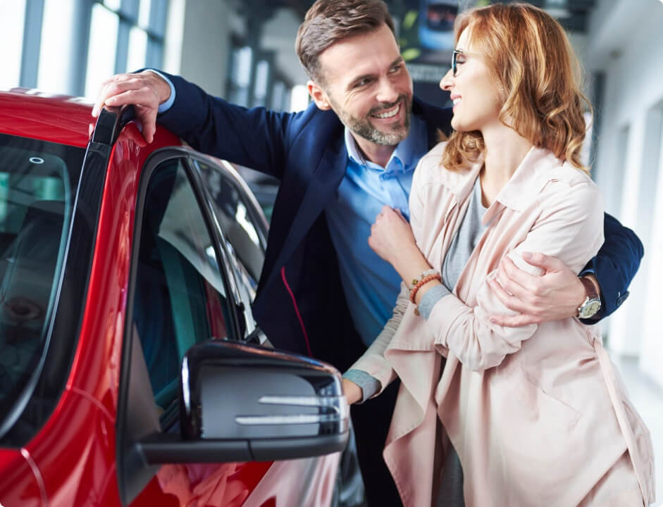 pareja entrando a un coche